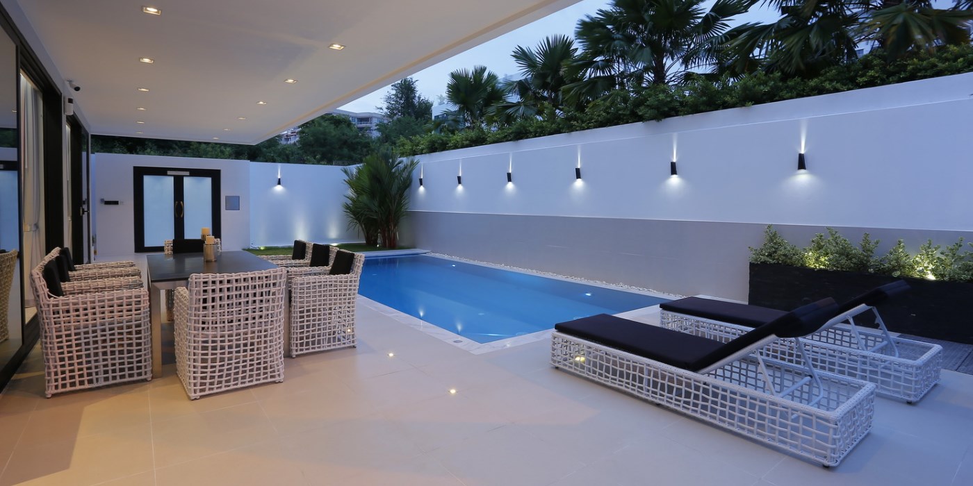 <h1>Modern</h1><p>High end Outdoor Furniture</p>