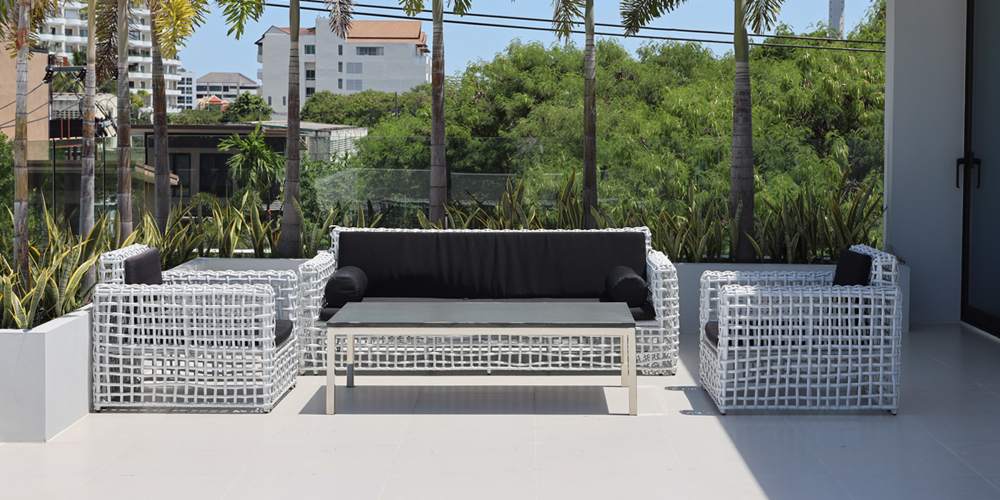 <h1>Modern</h1><p>High end Outdoor Furniture</p>