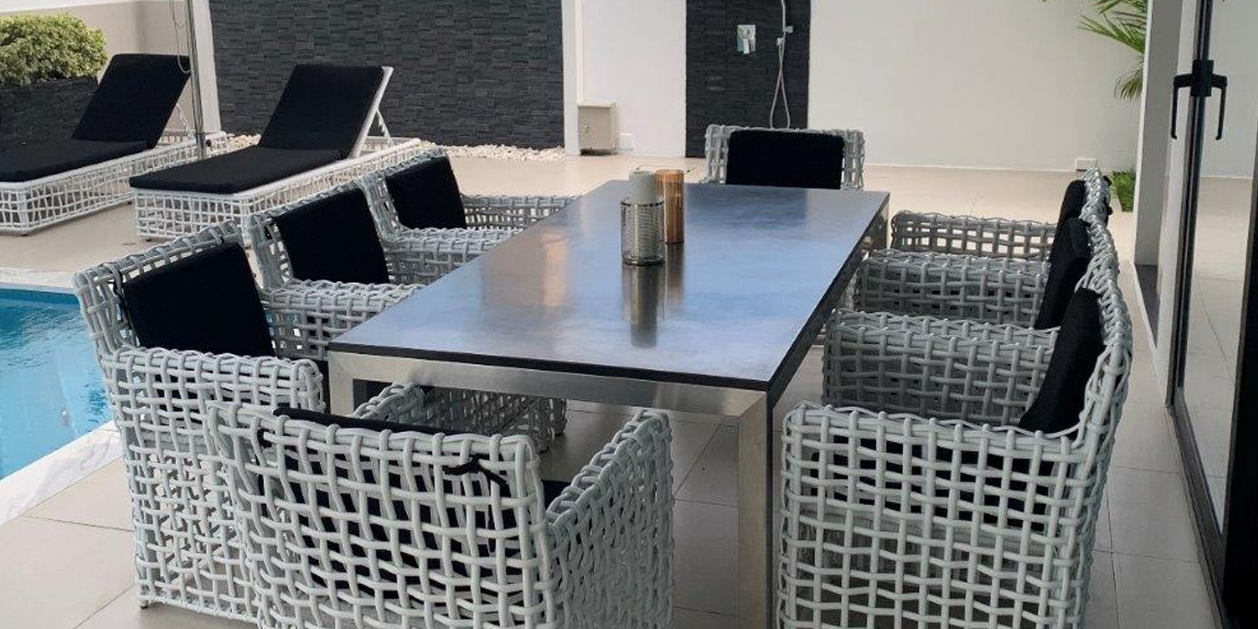 <h1>Modern</h1><p>High end Outdoor Furniture</p>