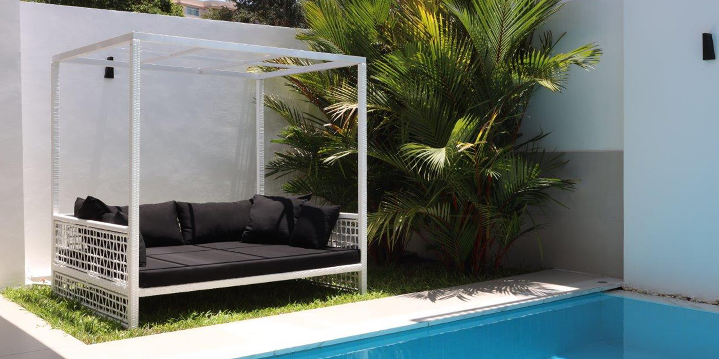 <h1>Modern</h1><p>High end Outdoor Furniture</p>